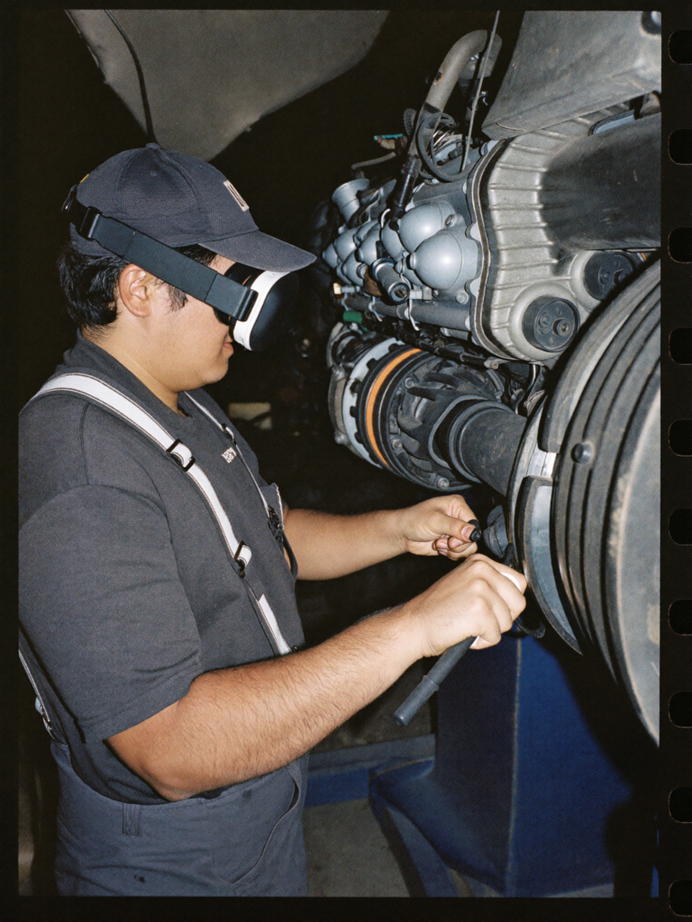 Mantenimiento Industrial con Realidad Aumentada: La Revolución en la Reparación de Motores Complejos Mantenimiento Industrial con Realidad Aumentada: La Revolución en la Reparación de Motores Complejos